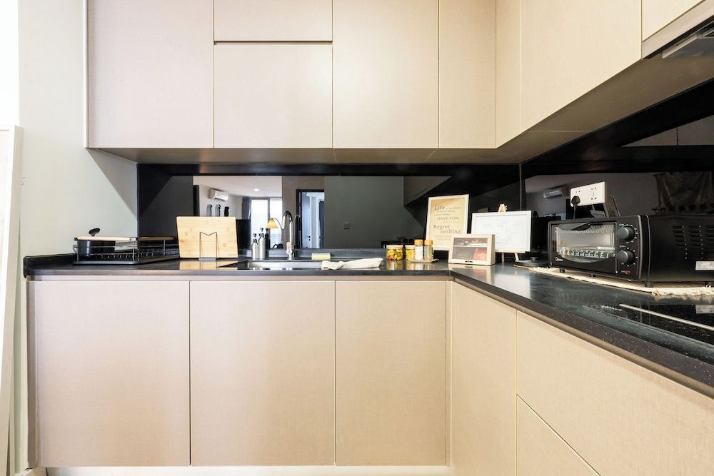 Skyline Serenity 1Bedroom-The Peak Comfort Apartment, Balcony, Lake View 18