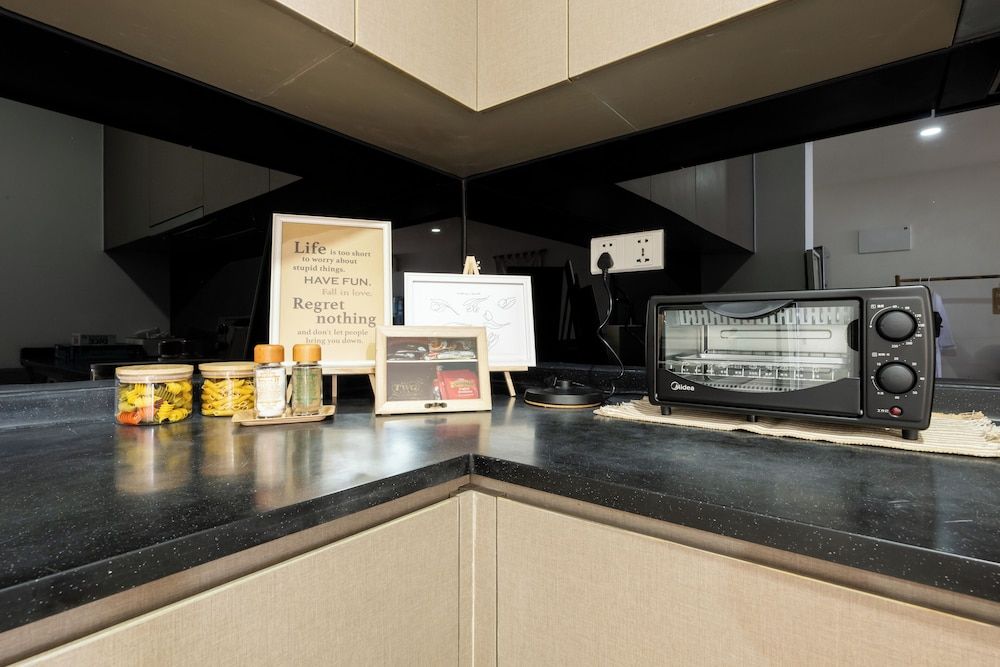 Skyline Serenity 1Bedroom-The Peak Comfort Apartment, Balcony, Lake View 16