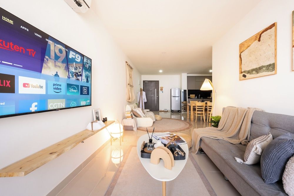 Skyline Serenity 1Bedroom-The Peak Comfort Apartment, Balcony, Lake View 23