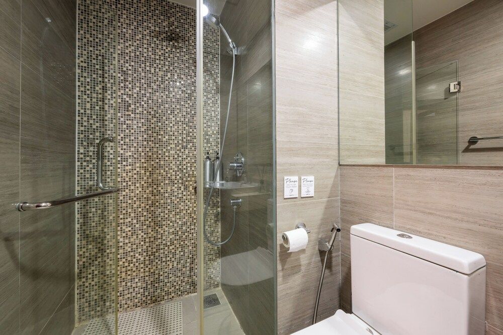 Skyline Serenity 1Bedroom-The Peak Comfort Apartment, Balcony, Lake View 34