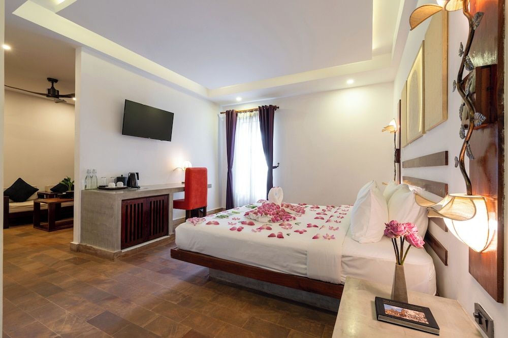 Deluxe King Suite Poolview