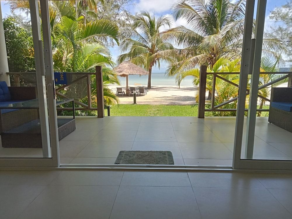 Saracen Bay Resort Villa, Sea View, Beachfront 2
