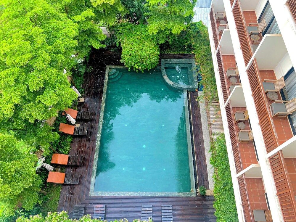 Deluxe Double Room, 1 King Bed, Pool View