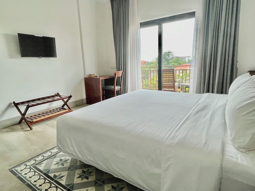 Deluxe Double Room, 1 King Bed, Pool View