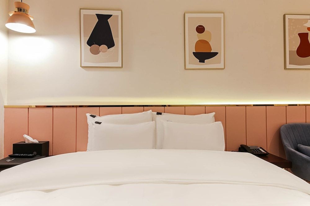 MAY Hotel Deluxe Room 2