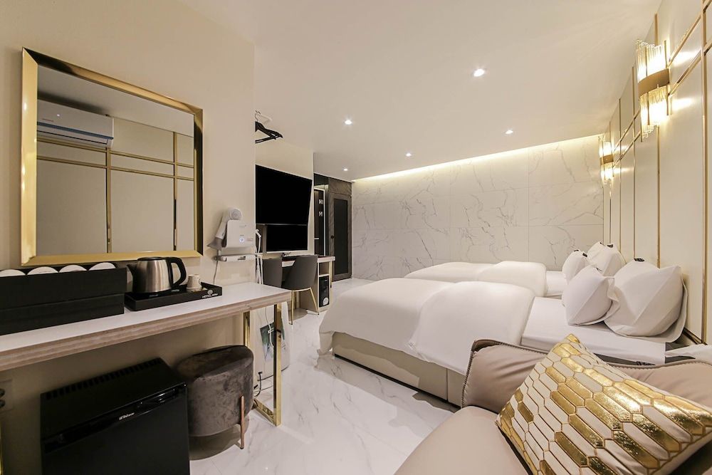 MAY Hotel Luxury Twin Room 3