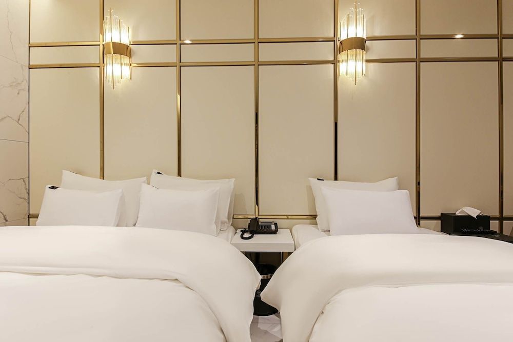 MAY Hotel Luxury Twin Room 2