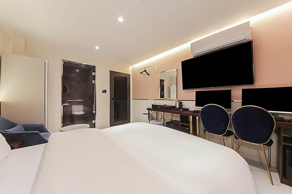 MAY Hotel Deluxe Room 3