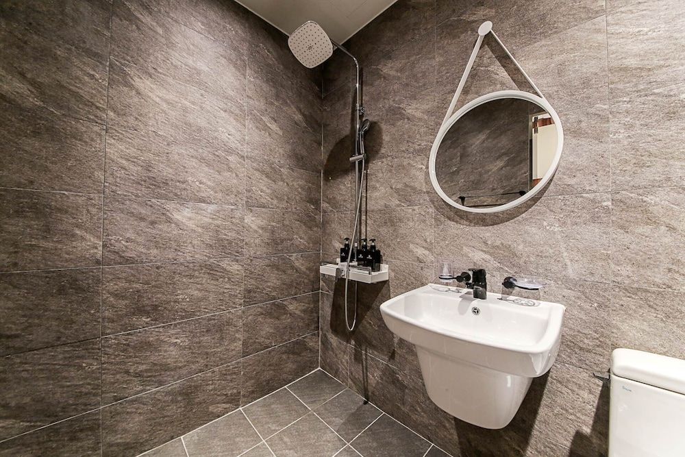 MAY Hotel Deluxe Room 4