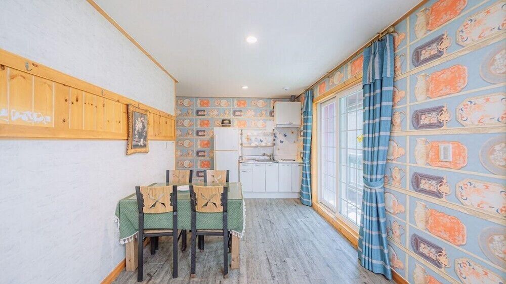 maple pension Room (Jasmine) 5