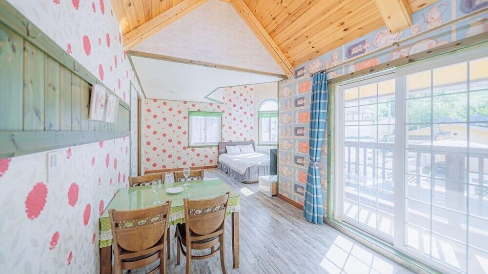 maple pension Room (Sunflower) 8