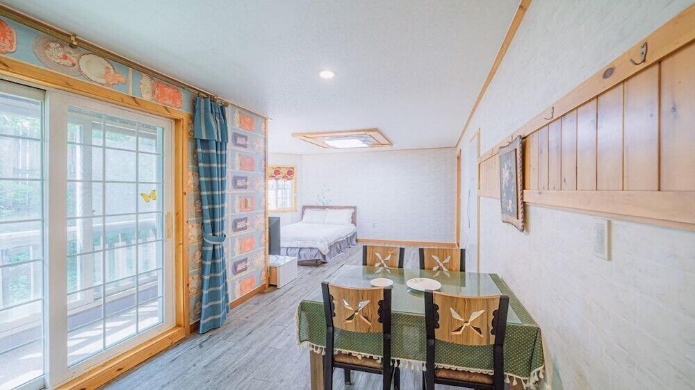 maple pension Room (Jasmine) 4