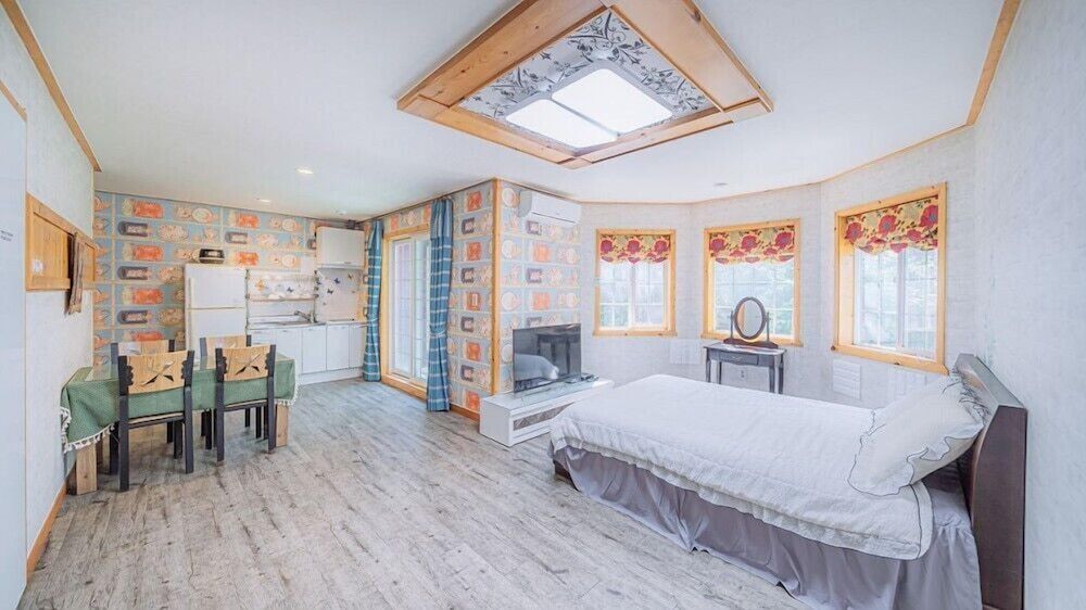 maple pension Room (Jasmine) 8