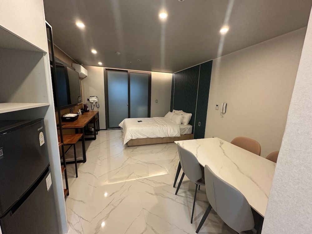 The on tourist hotel Deluxe Double Room 2