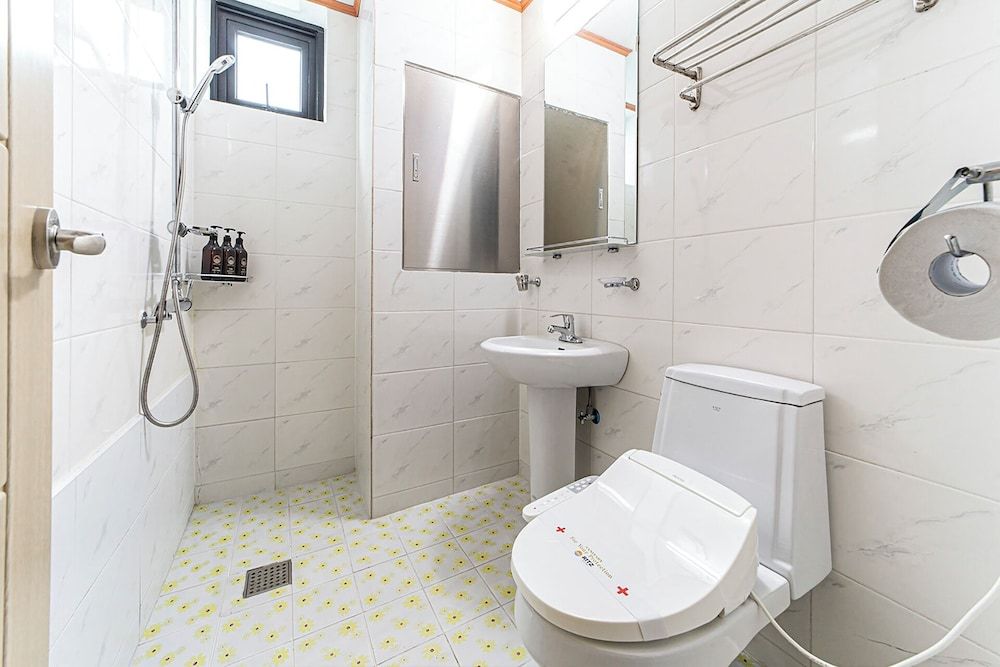 RITZ HOTEL Premium Twin Room (Free simple Breakfast) 4