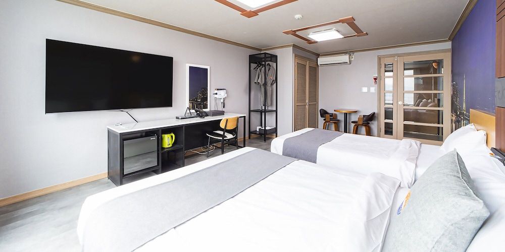 RITZ HOTEL Premium Twin Room (Free simple Breakfast) 3