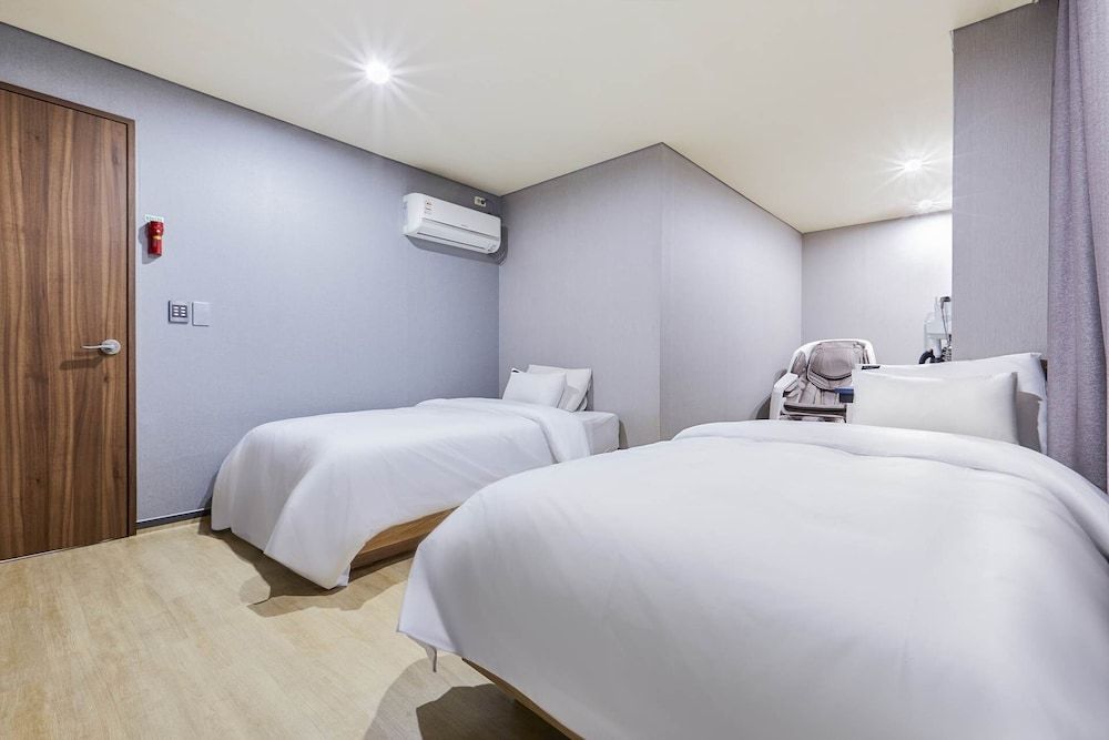 Paradise Hotel Premier Twin Room, City View 2