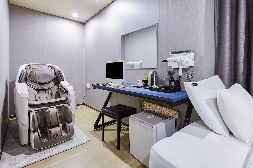 Paradise Hotel Premier Twin Room, City View 3