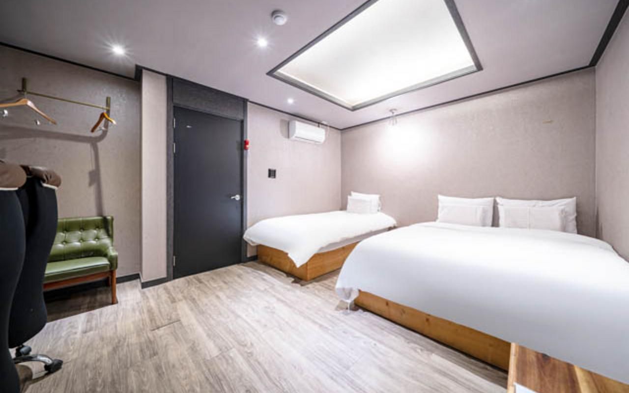 Twin - Check-In-Out Mon-Fri 4PM-1PM, Sat-Sun 9PM-12PM, Parking Included