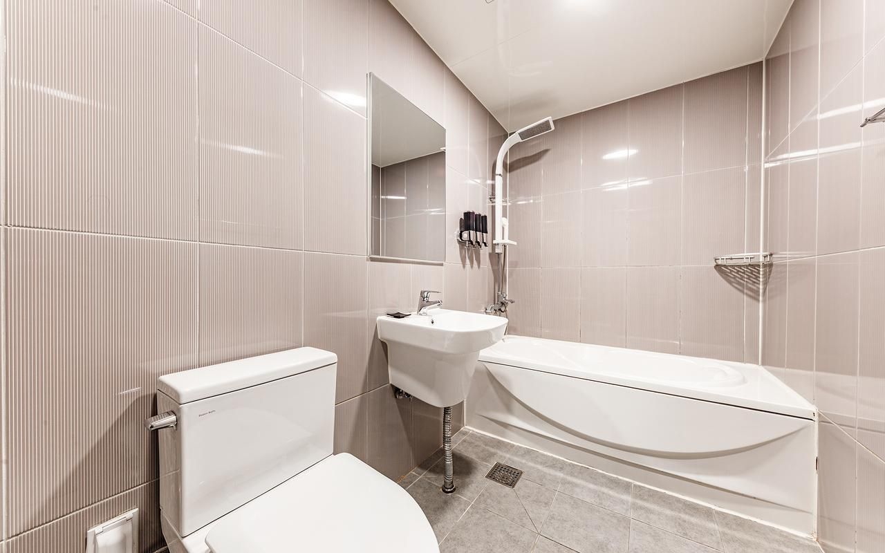 Deluxe 2PC - Check-In-Out Mon-Fri 4PM-1PM, Sat-Sun 9PM-12PM, Parking Included