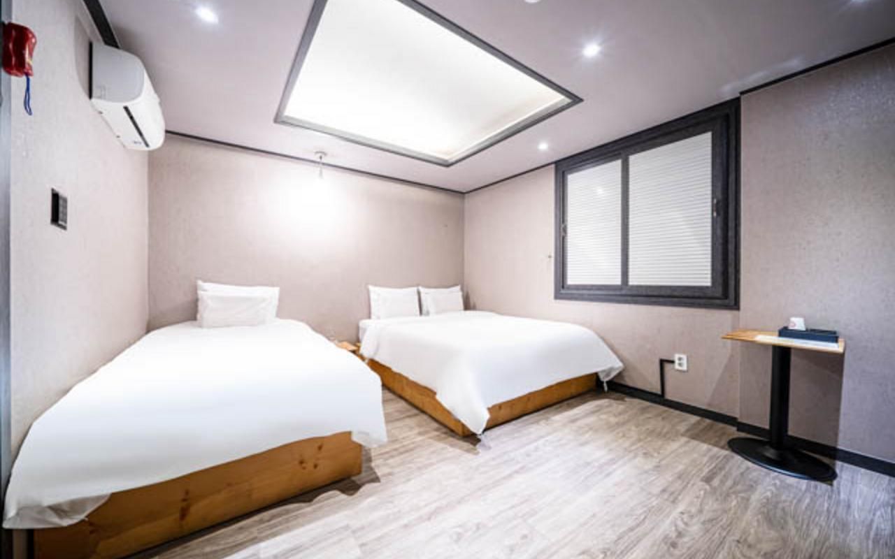 Twin - Check-In-Out Mon-Fri 4PM-1PM, Sat-Sun 9PM-12PM, Parking Included