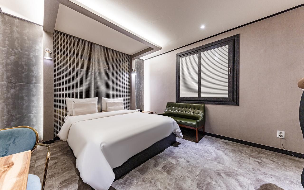 Sleephead Special Offer - Check-In-Out Sun-Fri 4PM-5PM, Sat 9PM-5PM, Parking Included