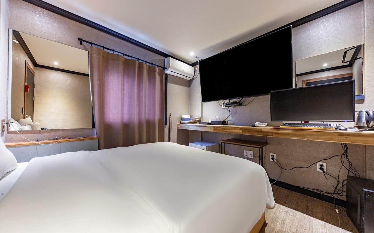 Hotelparfe Annex Couple Special Offer - Check-In-Out Mon-Fri 5PM-1PM, Sat-Sun 9PM-12PM, No Parking