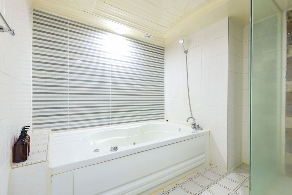 FromH J Hotel Osan Deluxe Twin Room 12