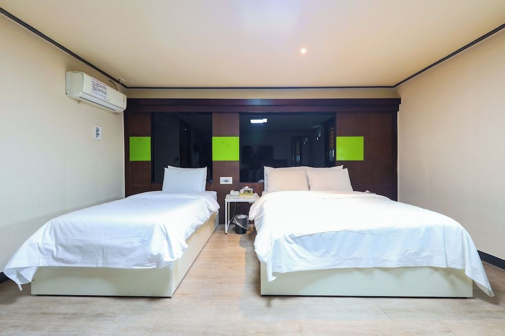 FromH J Hotel Osan Deluxe Twin Room 4