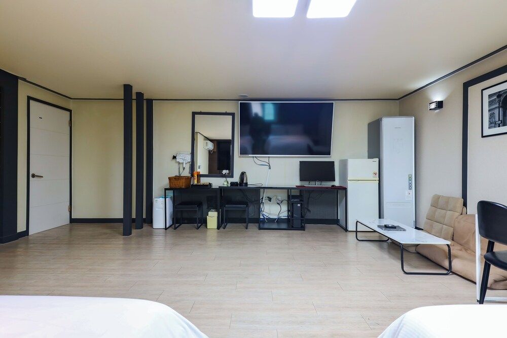 FromH J Hotel Osan Studio Suite 6