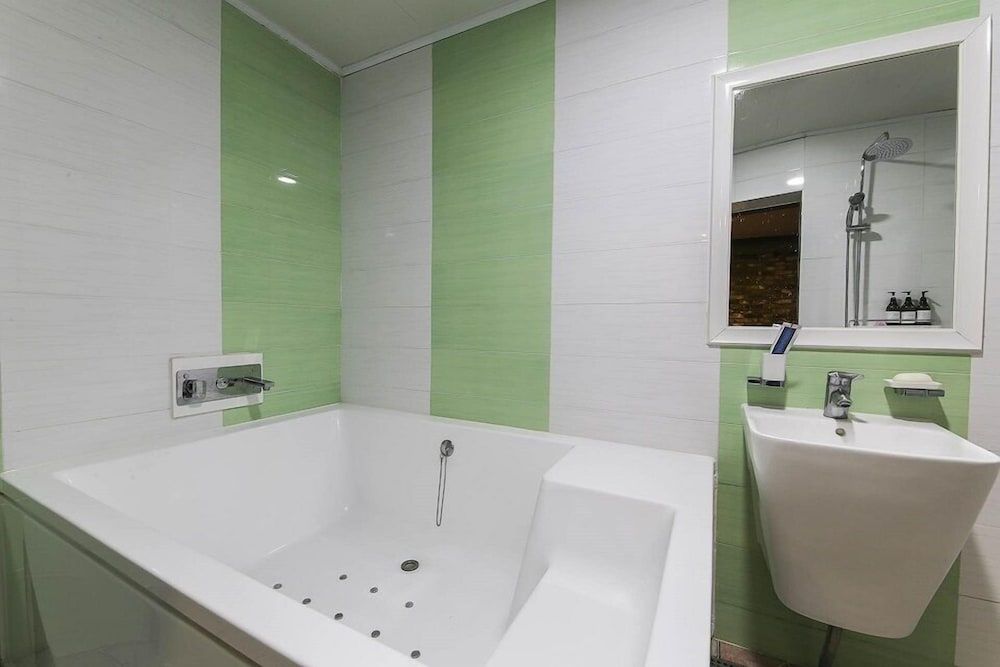 AmorHotelgimhae Deluxe Double Room 6