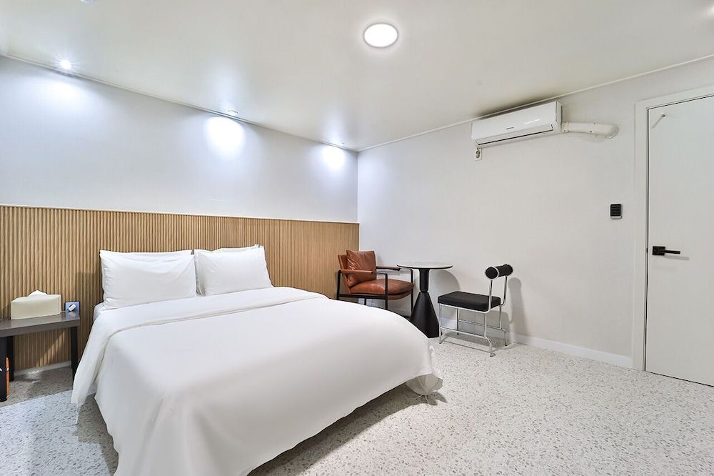 Anyang Livera Premium Double Room 8