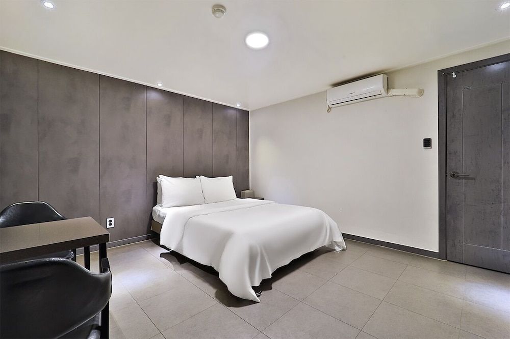 Anyang Livera Standard Double Room 8