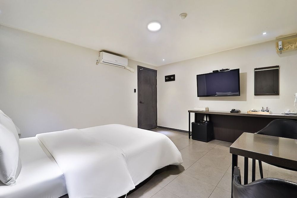 Anyang Livera Standard Double Room 7