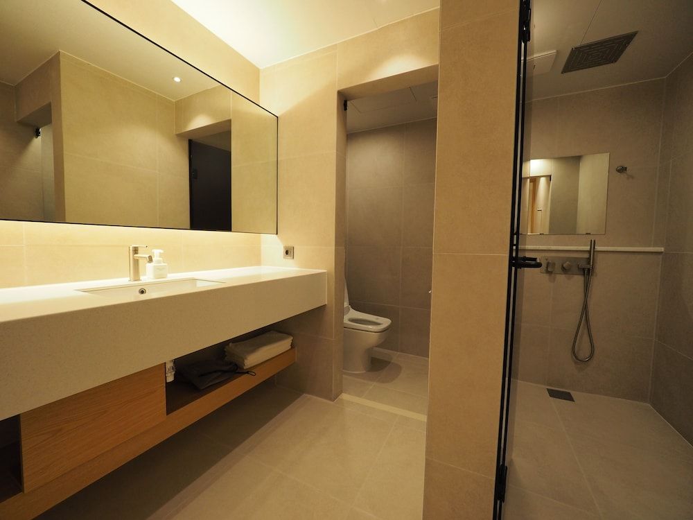 Daisy Hotel Deluxe Double Room, Non Smoking, Partial Ocean View 8