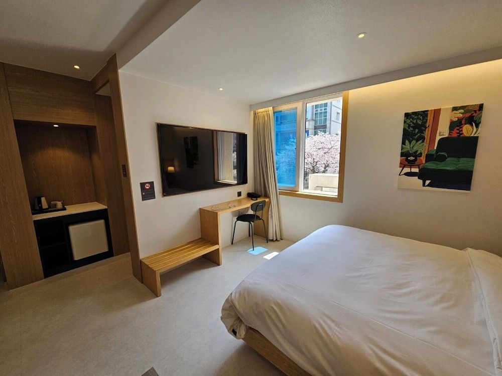 Daisy Hotel Deluxe Double Room, Non Smoking, Partial Ocean View 5