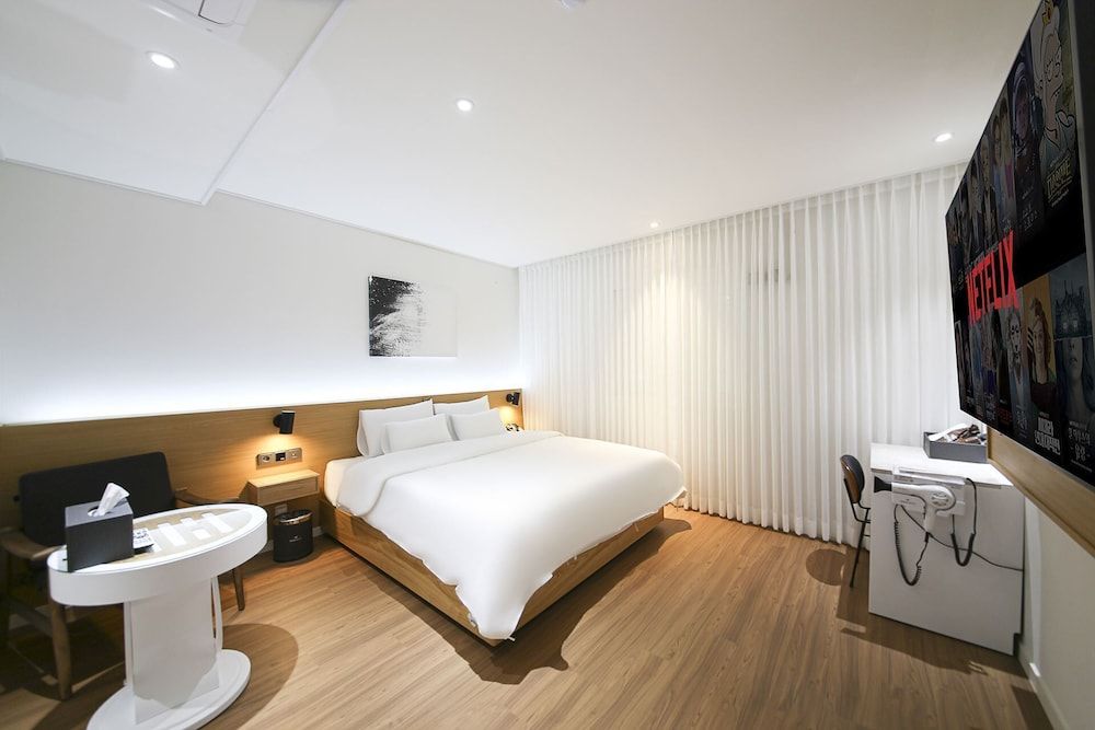 hound hotel Premium Double Room, Lake View 2