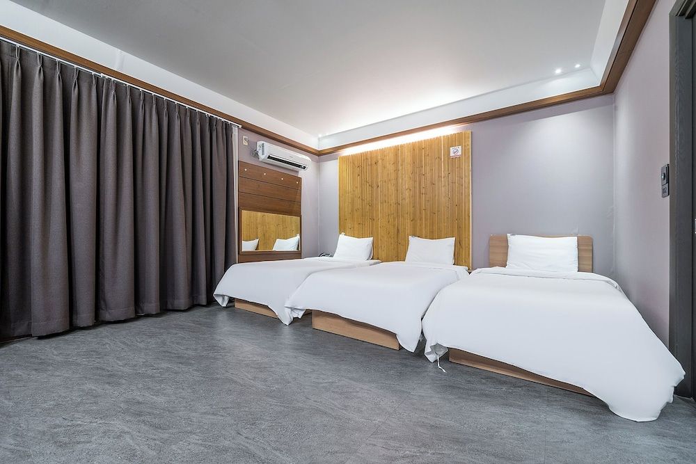 SKYHOTEL Family Triple Room 3