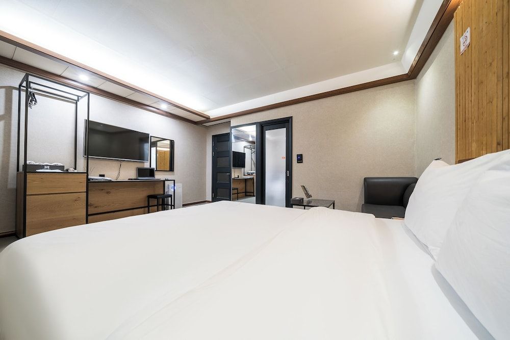 SKYHOTEL Standard Double Room 2