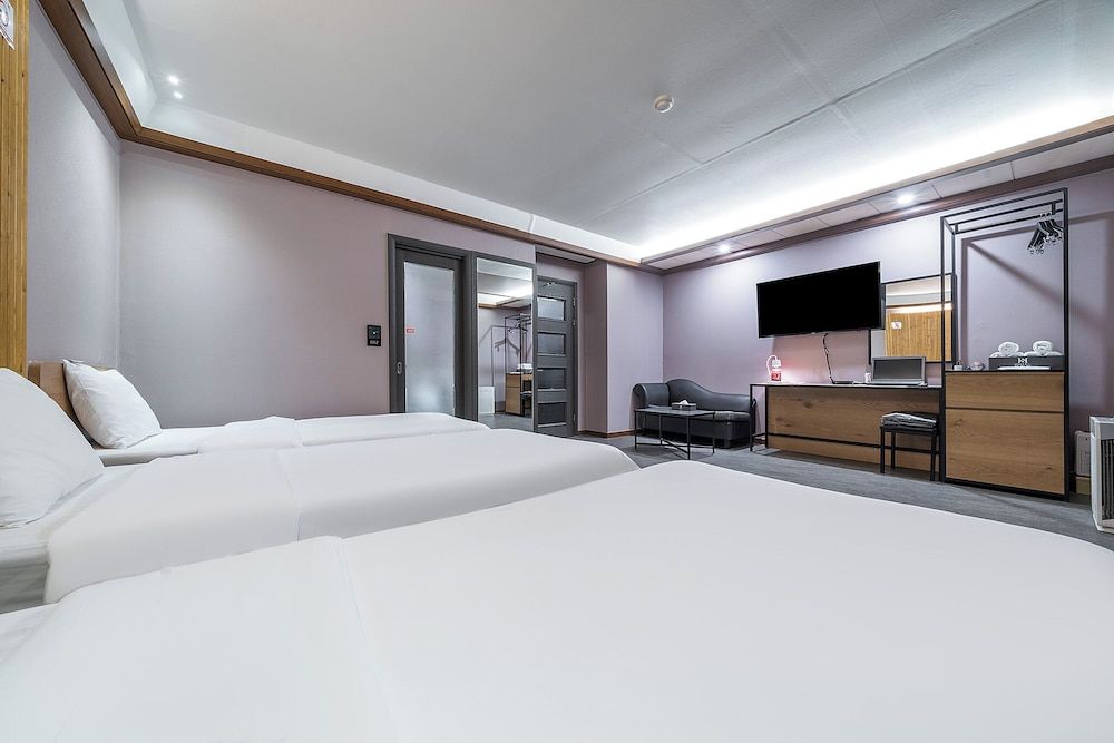SKYHOTEL Family Triple Room 5
