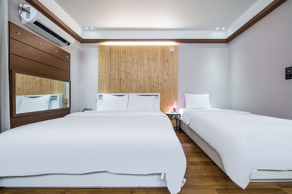 SKYHOTEL Business Twin Room 3