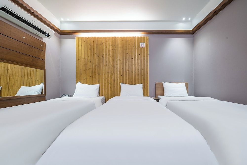 SKYHOTEL Family Triple Room 6