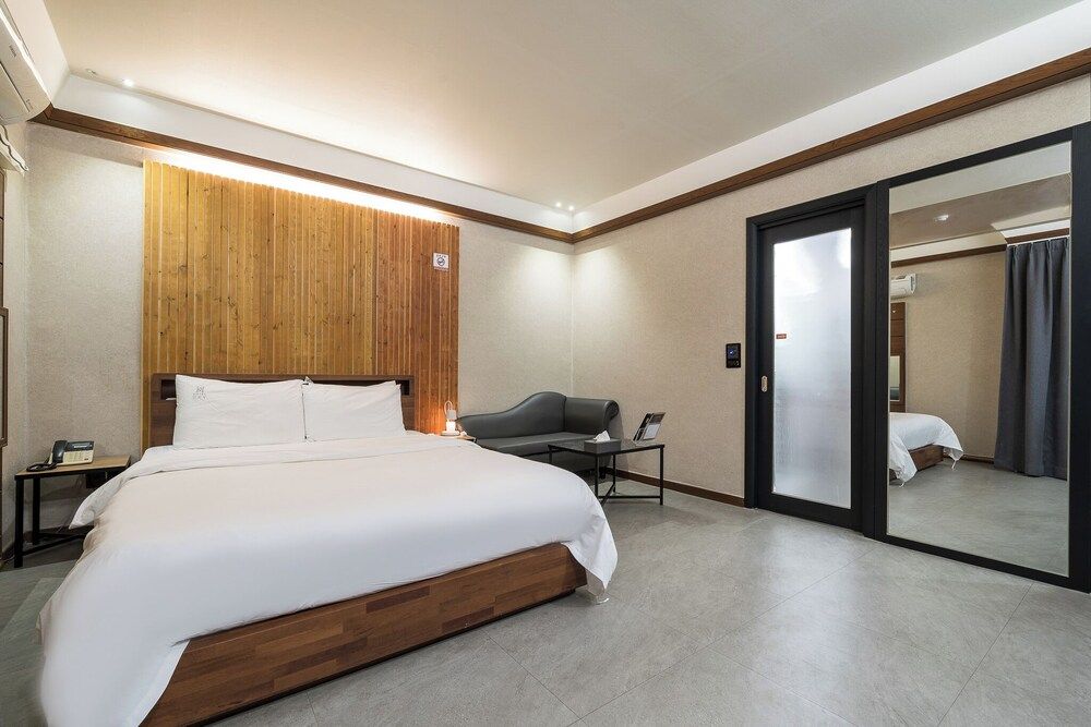 SKYHOTEL Standard Double Room 7