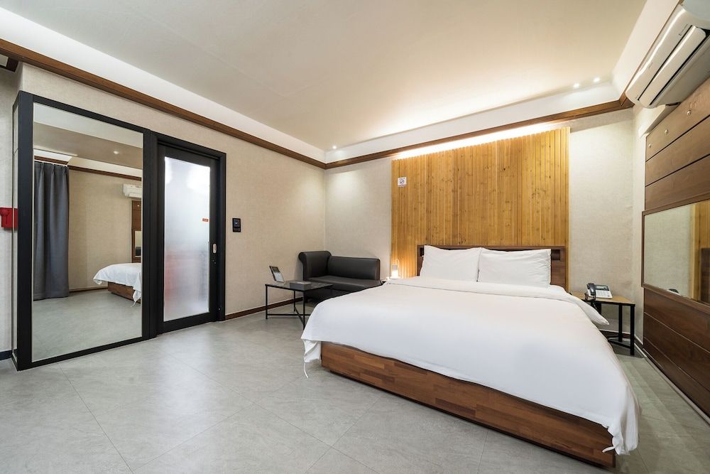 SKYHOTEL Standard Double Room 3