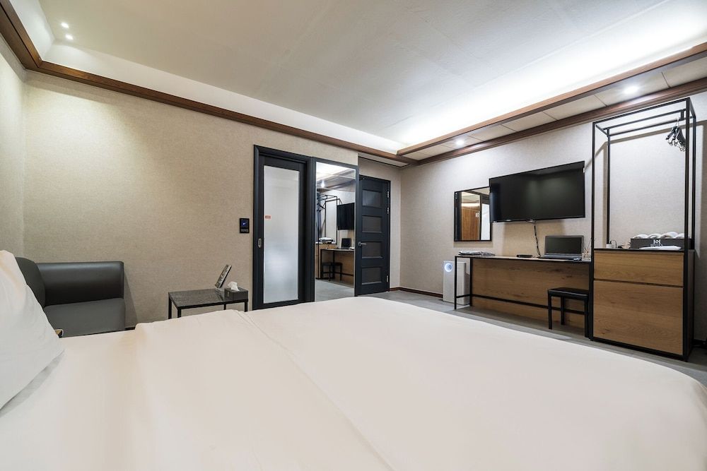 SKYHOTEL Standard Double Room 6