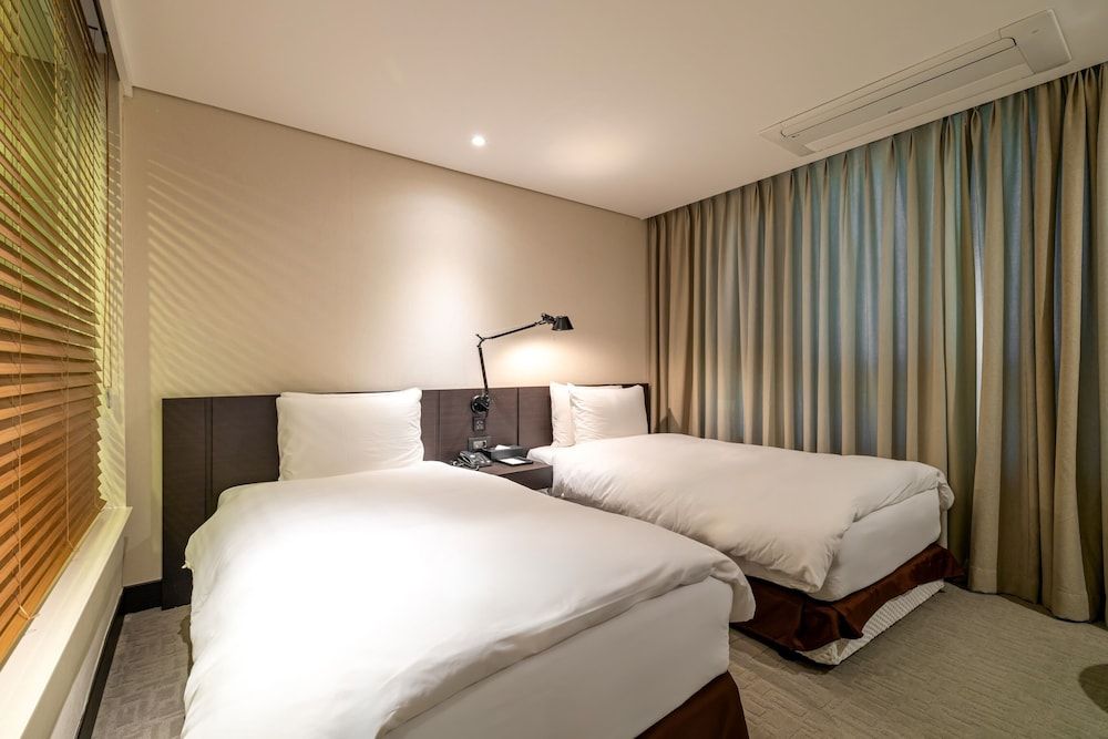 THE SKY HOTEL Deluxe Twin Room, City View 16