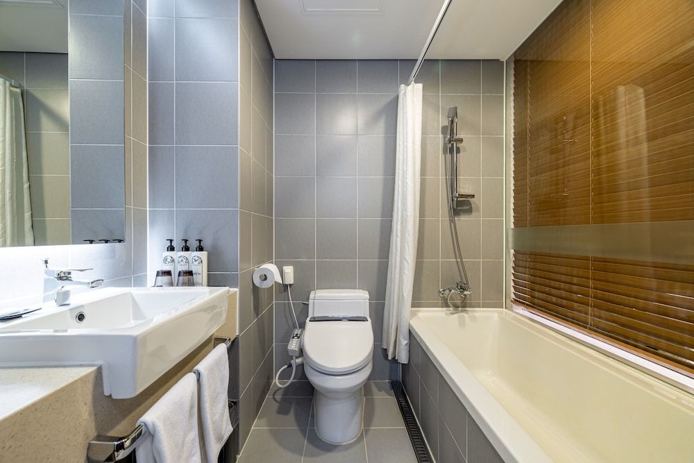 THE SKY HOTEL Deluxe Double Room, City View 18