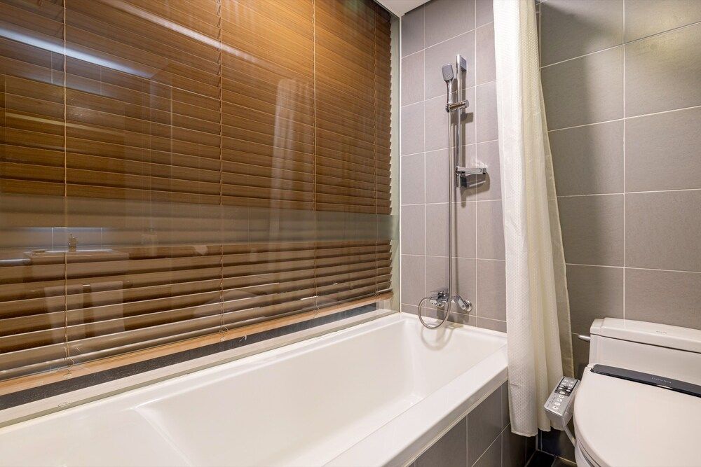 THE SKY HOTEL Deluxe Double Room, City View 21