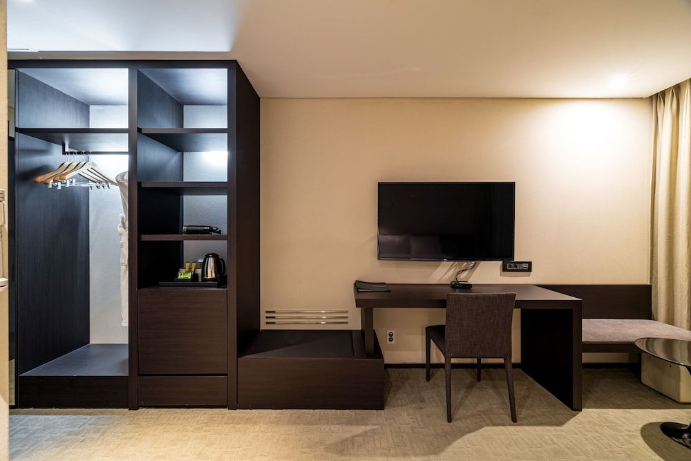 THE SKY HOTEL Deluxe Double Room, City View 12