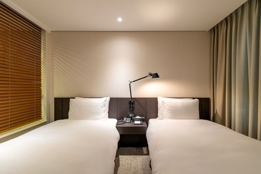 THE SKY HOTEL Deluxe Twin Room, City View 9